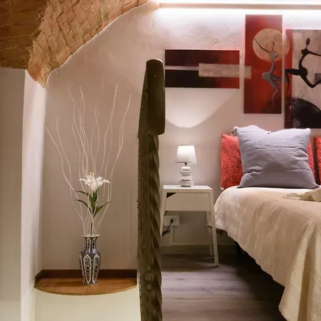 Apartment Bricks Ceiling Next To Duomo And Campo *