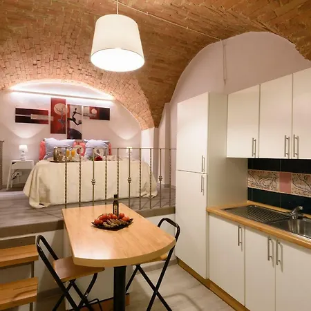 Apartment Bricks Ceiling Next To Duomo And Campo *